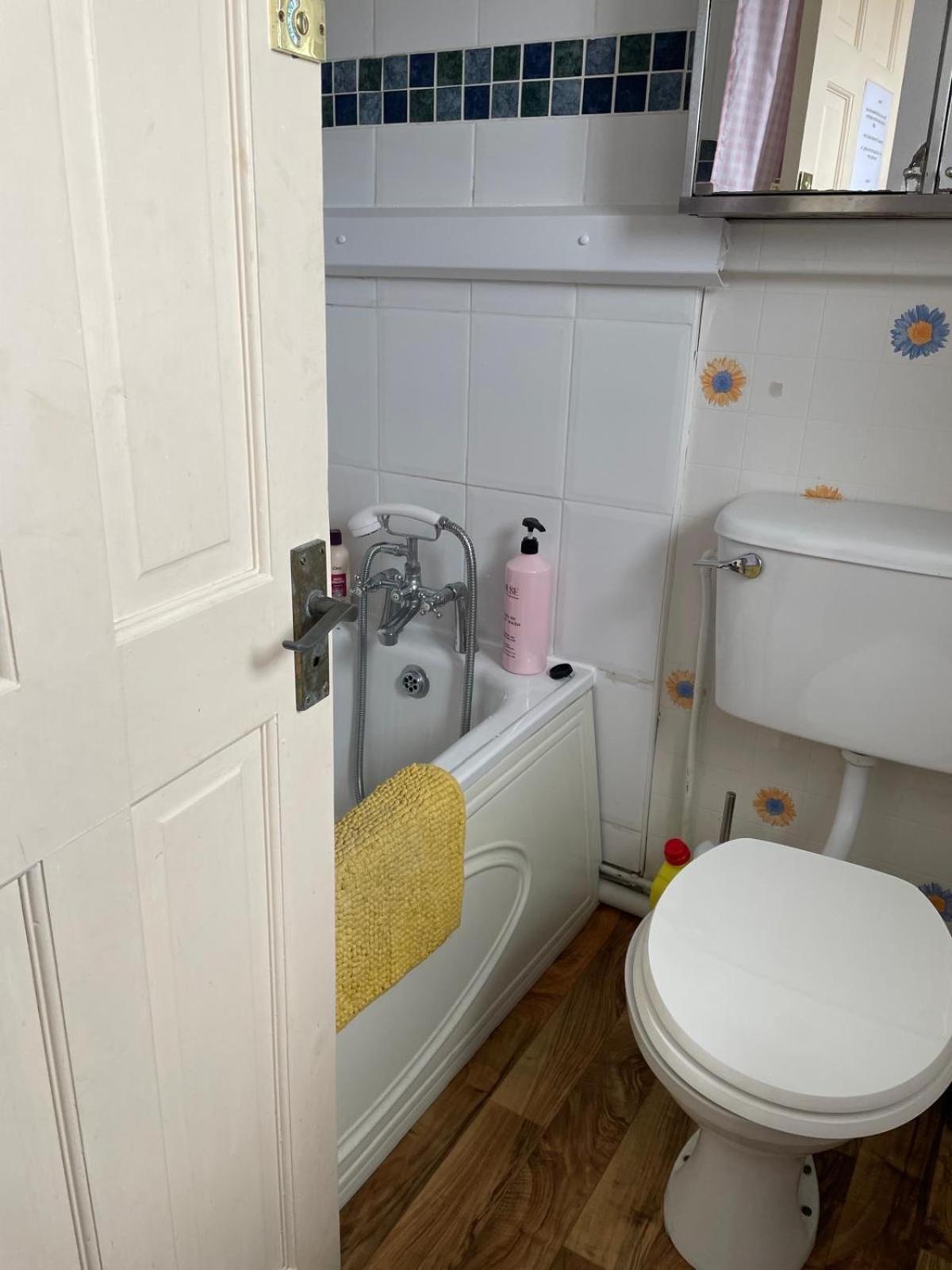 Room Only Guest Accommodation, Guest House Self Catering Bangor  Exterior photo